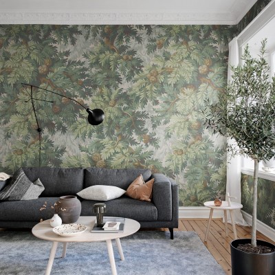 Tapet cu design verde cu ramuri de brad și conuri, ce creează o atmosferă relaxantă și primitoare în living