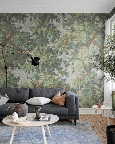 Tapet cu design verde cu ramuri de brad și conuri, ce creează o atmosferă relaxantă și primitoare în living