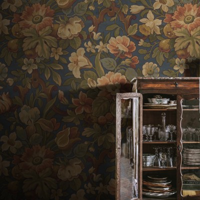 Tapet cu flori vintage, Vintage Flora, Blue, cu un model floral bogat și vibrant, perfect pentru a adăuga o pată de culoare și o atmosferă romantică.