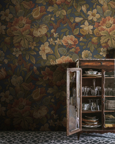 Tapet cu flori vintage, Vintage Flora, Blue, cu un model floral bogat și vibrant, perfect pentru a adăuga o pată de culoare și o atmosferă romantică.