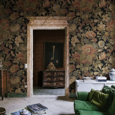 Tapet floral vintage cu flori roșii, galbene și albastre pe fond negru