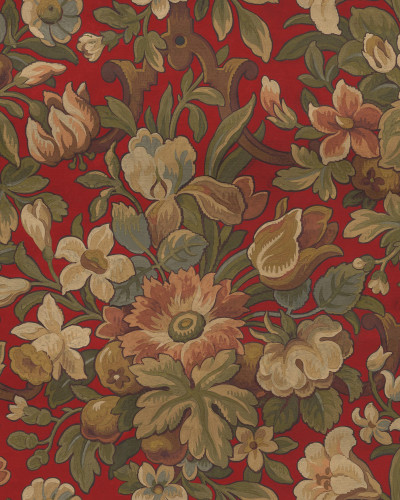 Tapet floral vintage cu flori bogate pe fundal roșu, decorând un interior cu o atmosferă clasică și elegantă
