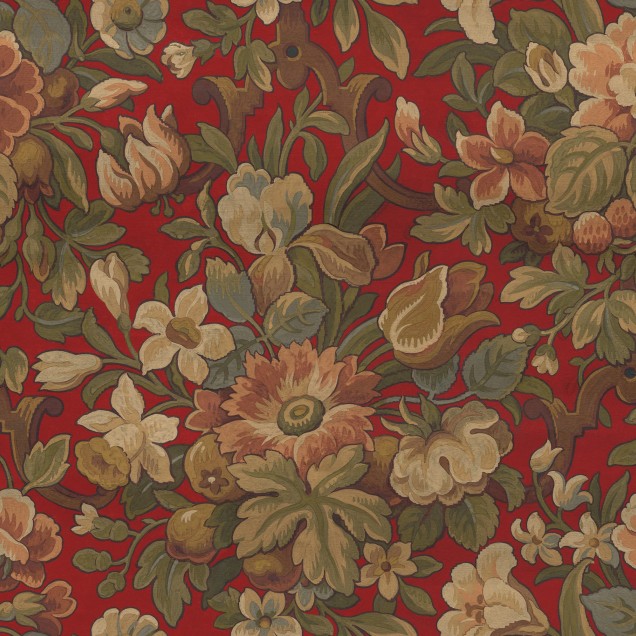Tapet floral vintage cu flori bogate pe fundal roșu, decorând un interior cu o atmosferă clasică și elegantă