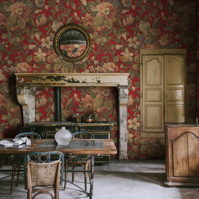 Tapet floral vintage cu flori bogate pe fundal roșu, decorând un interior cu o atmosferă clasică și elegantă