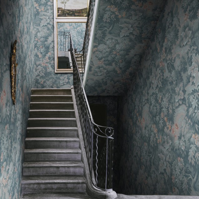 Tapet floral albastru deschis The Path, Lightblue, cu un design elegant și delicat, care aduce o notă de naturalețe în orice cameră.