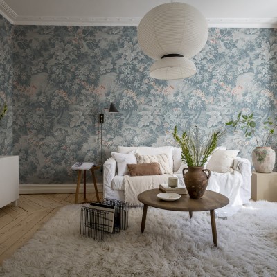 Tapet floral albastru deschis The Path, Lightblue, cu un design elegant și delicat, care aduce o notă de naturalețe în orice cameră.