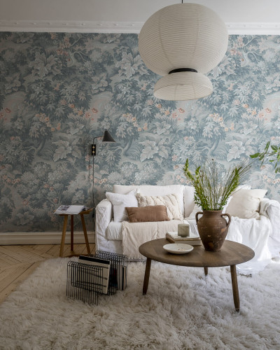 Tapet floral albastru deschis The Path, Lightblue, cu un design elegant și delicat, care aduce o notă de naturalețe în orice cameră.