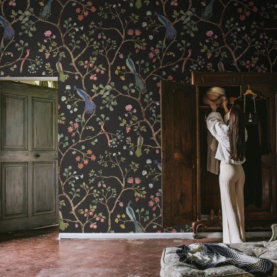 Tapet Songbirds, Midnight cu design floral delicat si pasari exotice