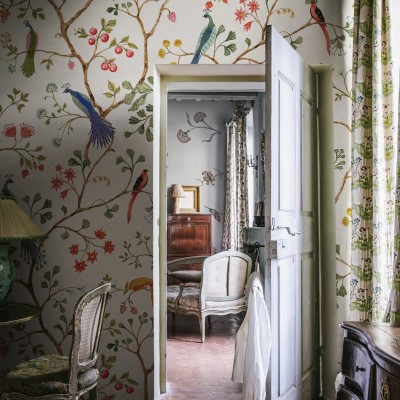 Tapet floral cu păsări cântătoare într-o cameră decorată