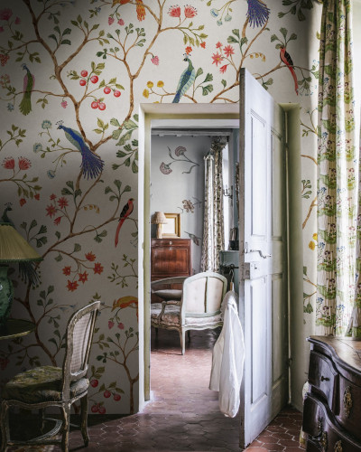 Tapet floral cu păsări cântătoare într-o cameră decorată