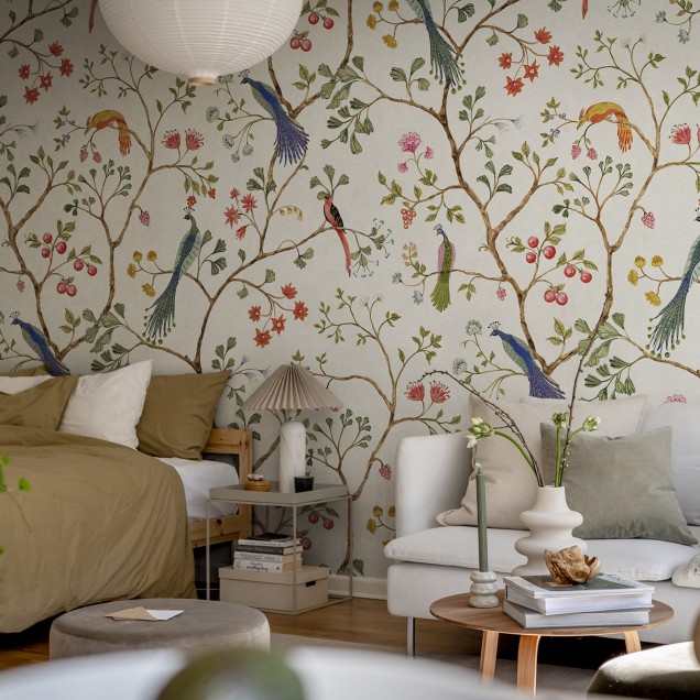 Tapet floral cu păsări cântătoare într-o cameră decorată