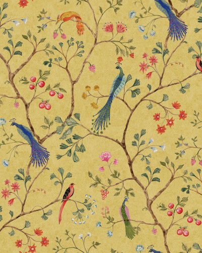 Un interior cu un canapea verde, o masă de cafea și un perete decorat cu un wallpaper cu păsări și flori.