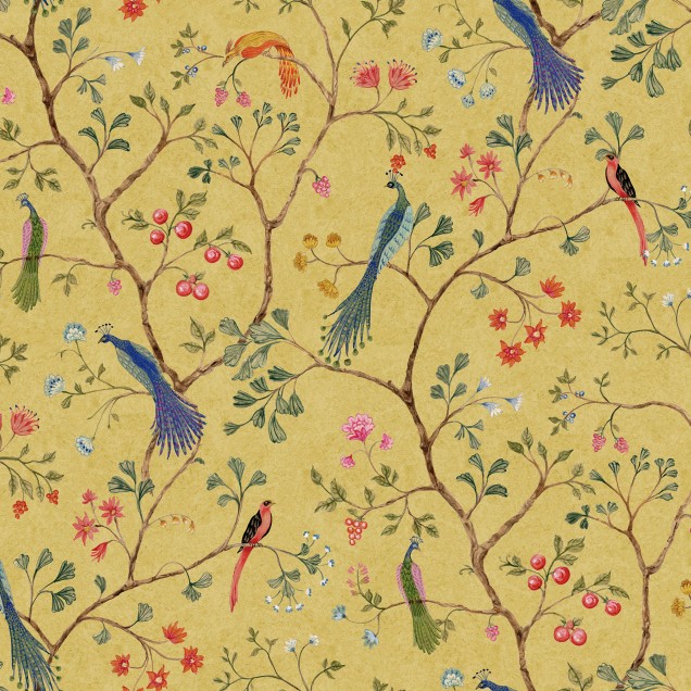 Un interior cu un canapea verde, o masă de cafea și un perete decorat cu un wallpaper cu păsări și flori.