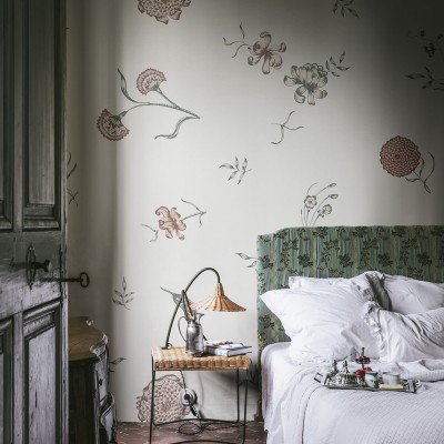 Tapet cu flori delicate, Flower Fall Pearl, cu un design subtil pe un fundal perlat.