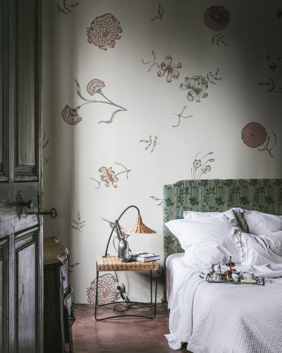 Tapet cu flori delicate, Flower Fall Pearl, cu un design subtil pe un fundal perlat.