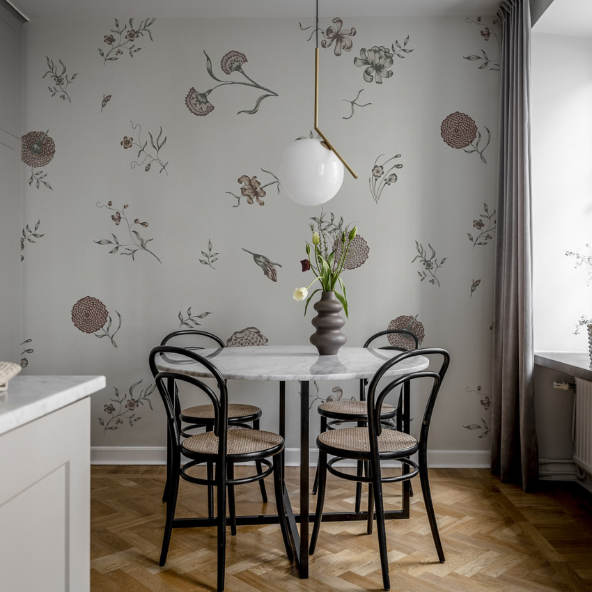 Tapet cu flori delicate, de culoare nisip