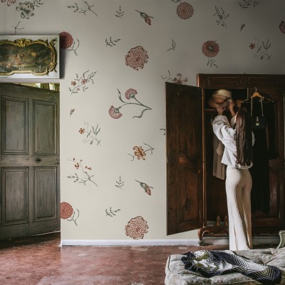 Tapet cu flori delicate, de culoare nisip