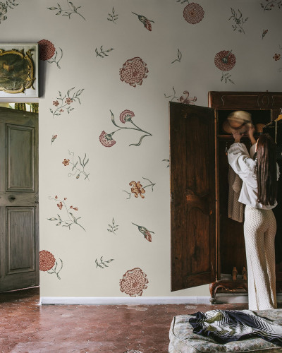 Tapet cu flori delicate, de culoare nisip