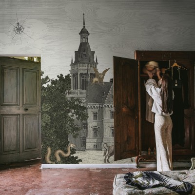 Tapet cu design vintage, ilustrând un castel din povești, cu un fundal de cer cu nori.