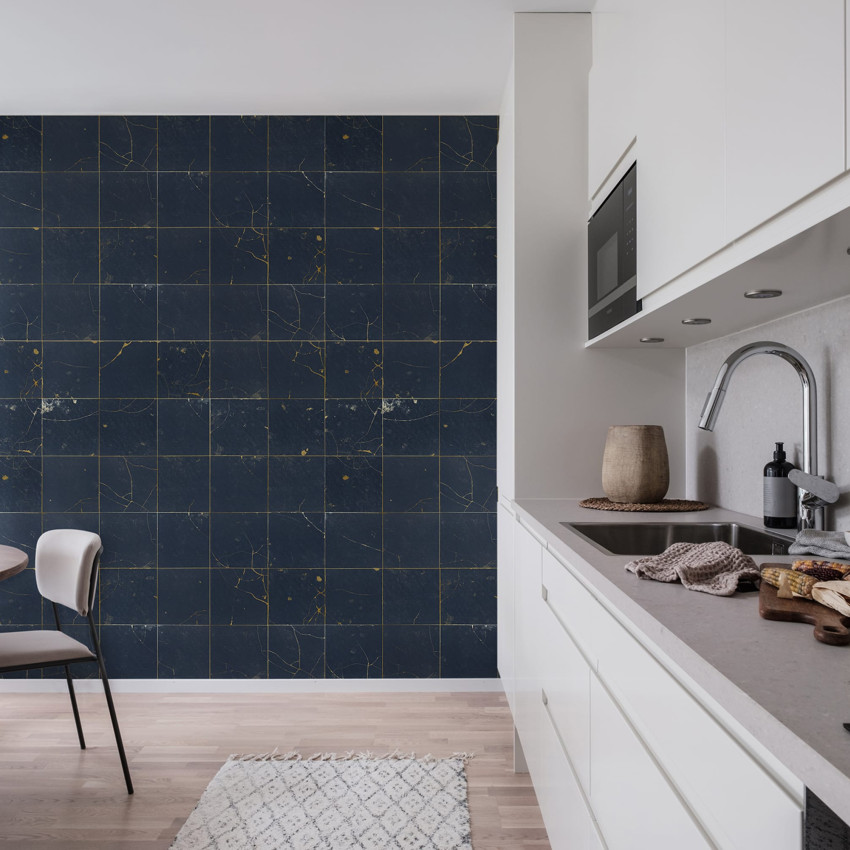 Tapet modern Kintsugi Pearl cu design de plăci ceramice cu crapaturi aurii.