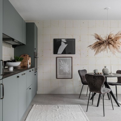 Tapet modern Kintsugi Pearl cu design de plăci ceramice cu crapaturi aurii.