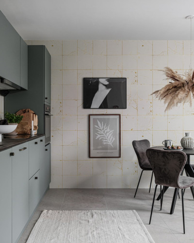 Tapet modern Kintsugi Pearl cu design de plăci ceramice cu crapaturi aurii.