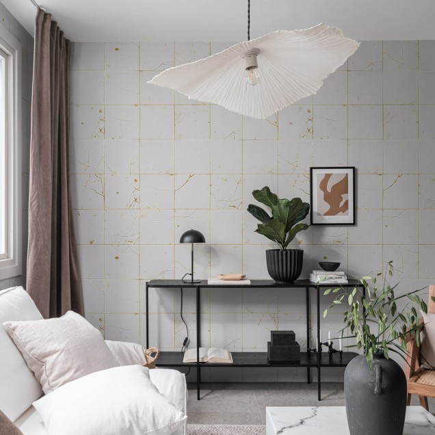 Tapet modern Kintsugi Pearl cu design de plăci ceramice cu crapaturi aurii.