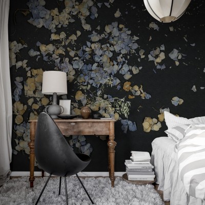 Tapet Fragile Beauty, Dark Blue cu petale de flori uscate pe un fundal întunecat