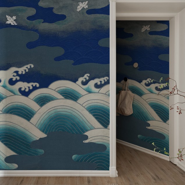 Tapet Waves of Happiness, Blue - Design cu valuri albastre și păsări albe pe un fundal albastru închis.