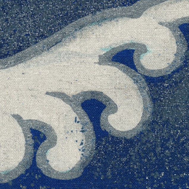Tapet Waves of Happiness, Blue - Design cu valuri albastre și păsări albe pe un fundal albastru închis.