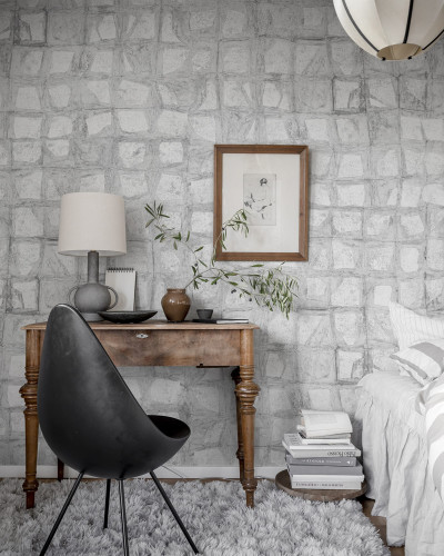 Tapet de perete cu model geometric minimalist, cu textura betonului natural.