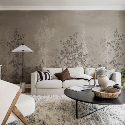 Tapet Chinoiserie Haze Sand în living, cu canapea albă, masă de cafea neagră și covor alb