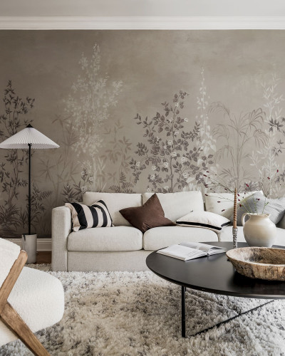 Tapet Chinoiserie Haze Sand în living, cu canapea albă, masă de cafea neagră și covor alb
