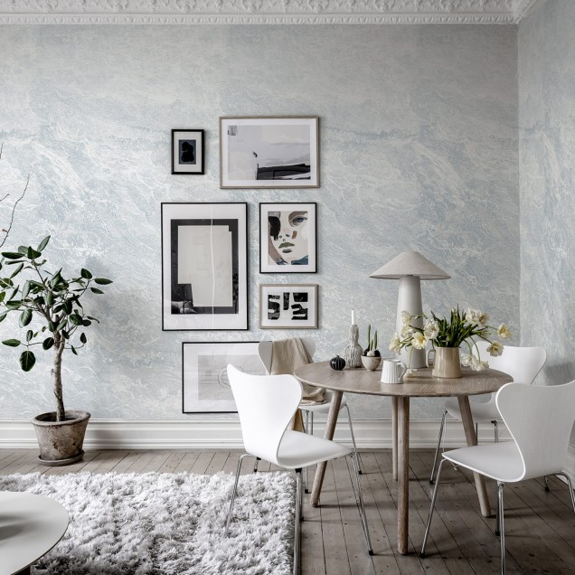 Tapet Breeze, Ice Blue cu model de valuri in nuante de albastru deschis.
