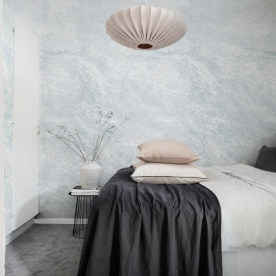 Tapet Breeze, Ice Blue cu model de valuri in nuante de albastru deschis.
