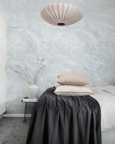 Tapet Breeze, Ice Blue cu model de valuri in nuante de albastru deschis.
