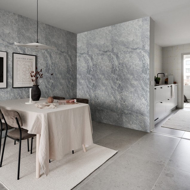 Imagine cu un living modern cu peretele tapetata cu un design simplu si elegant in nuante de albastru deschis.