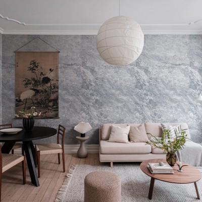 Imagine cu un living modern cu peretele tapetata cu un design simplu si elegant in nuante de albastru deschis.