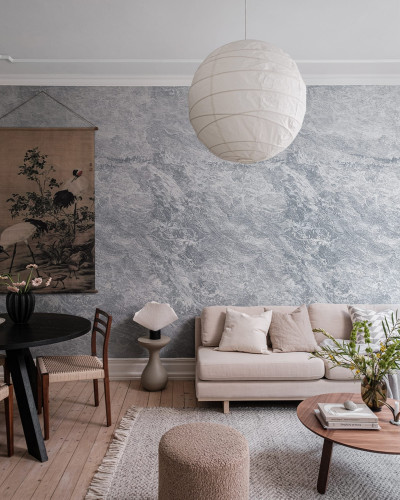 Imagine cu un living modern cu peretele tapetata cu un design simplu si elegant in nuante de albastru deschis.