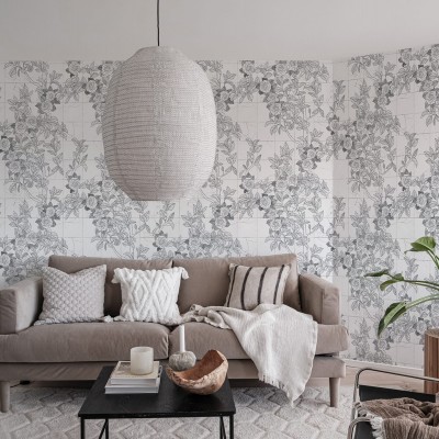 Tapet Rose Tiles, Graphite, cu flori de trandafiri gri pe un fundal alb
