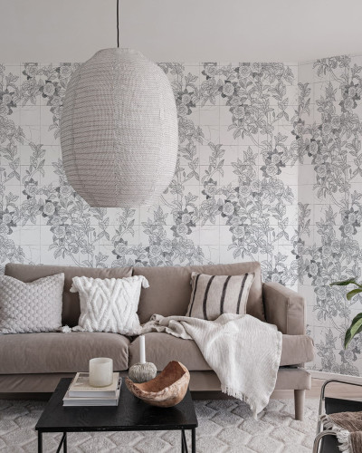 Tapet Rose Tiles, Graphite, cu flori de trandafiri gri pe un fundal alb