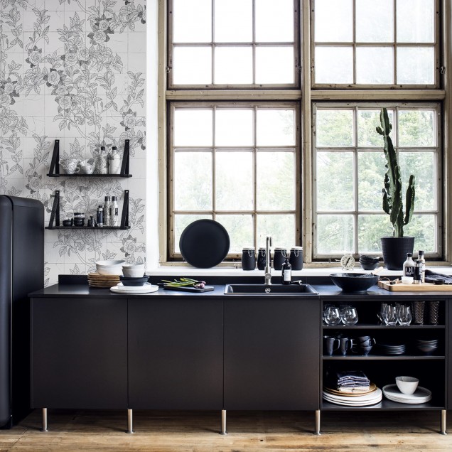 Tapet Rose Tiles, Graphite, cu flori de trandafiri gri pe un fundal alb