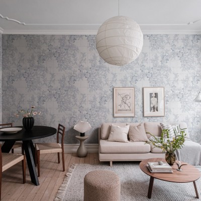 Tapet floral Rose Tiles, Blue cu design elegant si nuanta de albastru delicata, inspirat de  tilele traditionale portugheze  azulejos, perfect pentru living, dormitor, baie.
