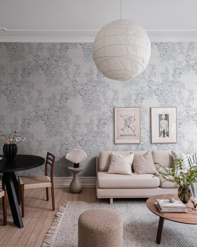 Tapet floral Rose Tiles, Blue cu design elegant si nuanta de albastru delicata, inspirat de  tilele traditionale portugheze  azulejos, perfect pentru living, dormitor, baie.
