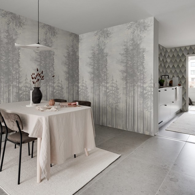 Tapet cu model de pădure într-un dormitor modern