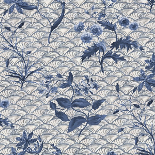 Tapet Floral Ripple, Blue, cu design floral abstract, in nuante delicate de albastru. Imaginea prezinta o camera cu pat si fotoliu, cu tapetul aplicat pe pereti.