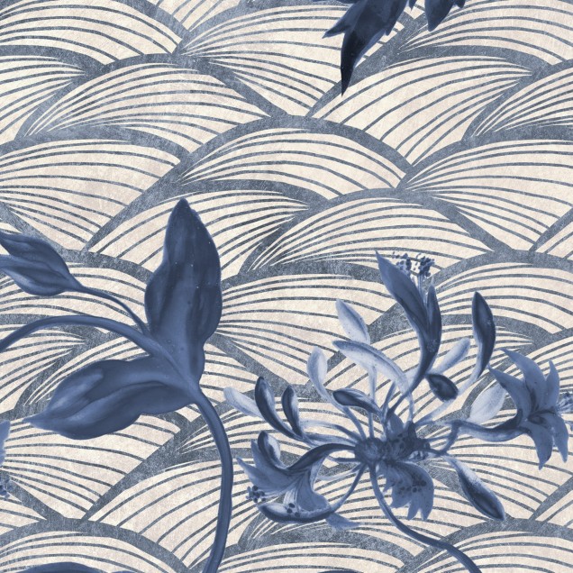 Tapet Floral Ripple, Blue, cu design floral abstract, in nuante delicate de albastru. Imaginea prezinta o camera cu pat si fotoliu, cu tapetul aplicat pe pereti.