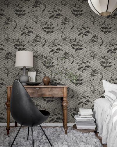 Tapet Floral Ripple, cu model floral minimalist în nuanțe de gri antracit. Ideal pentru living, dormitor, birou sau hol.