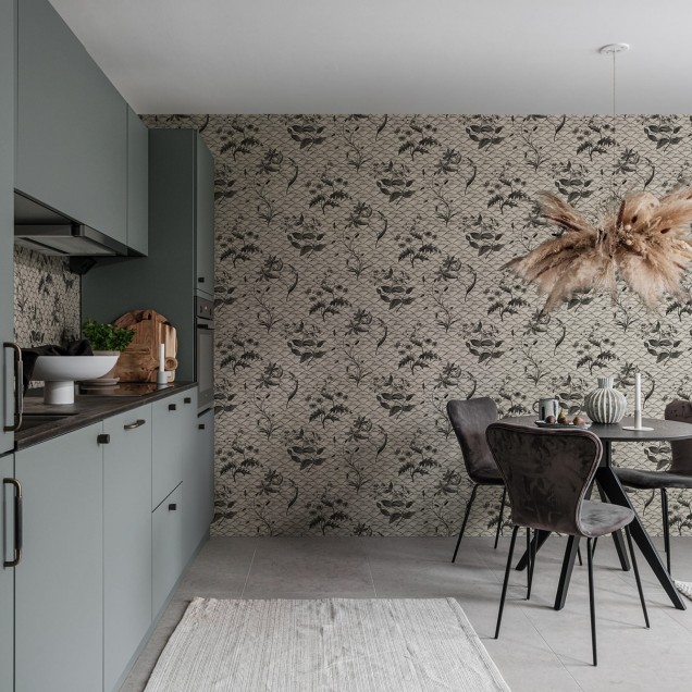 Tapet Floral Ripple, cu model floral minimalist în nuanțe de gri antracit. Ideal pentru living, dormitor, birou sau hol.