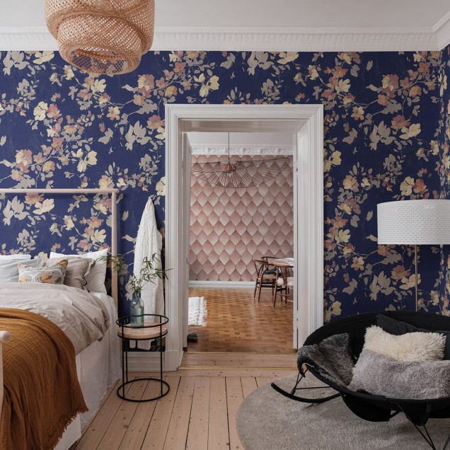 Tapet Blooming Garden, Albastru Întunecat cu un design floral delicat, perfect pentru a crea un punct focal în living, dormitor sau birou.